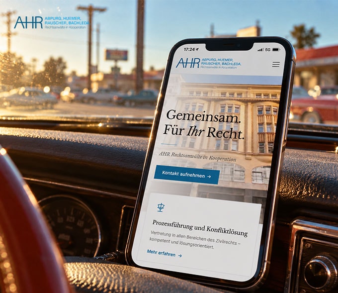 Die Website von AHR Rechtsanwälte am Handy, gehalten im Auto.