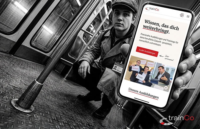 Die trainCo-Website am Handy, gehalten in einer U-Bahn.
