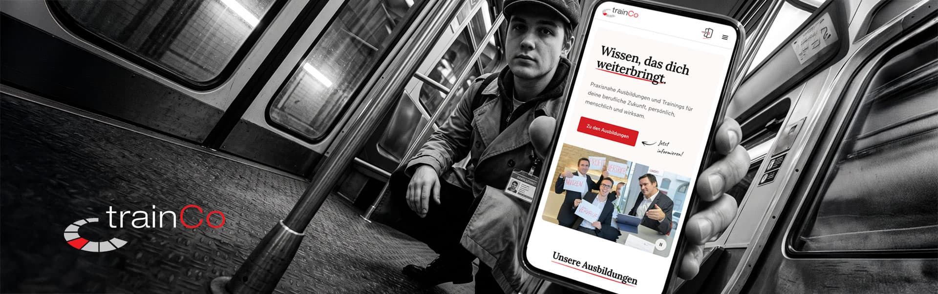 Die von uns gebaute Website trainco.at am Handy, in der Hand eines Fahrgasts in der U-Bahn.